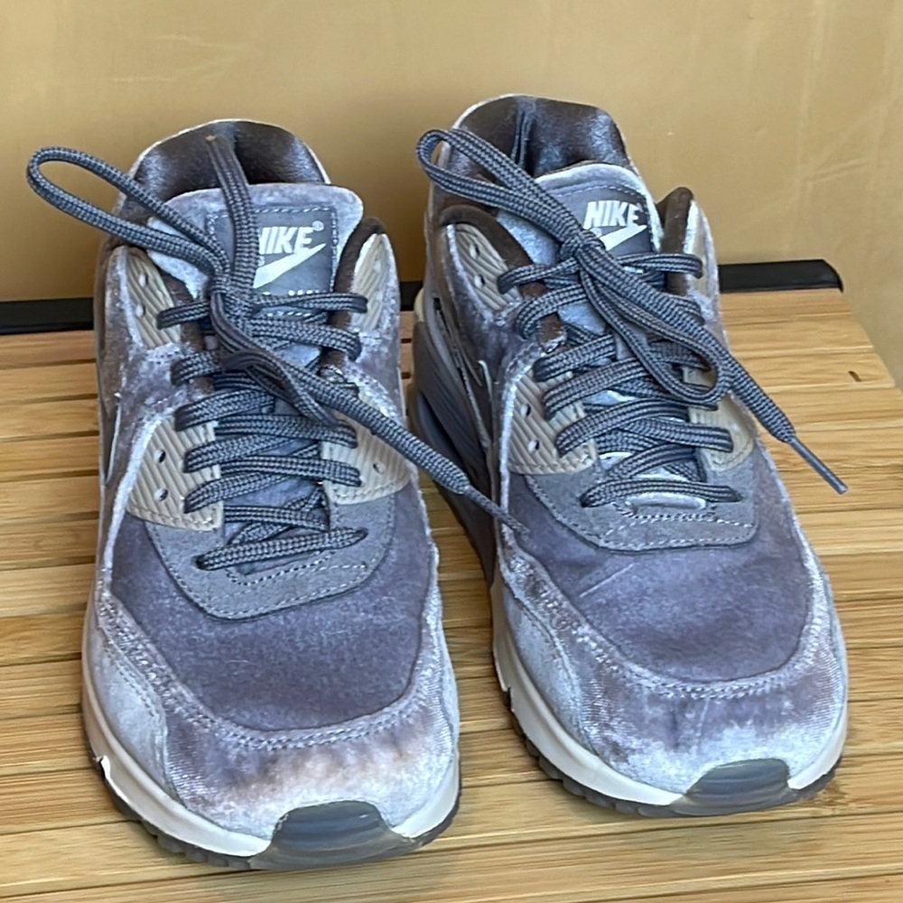 Nike Womens Sz 8 US, Air Max 90 LX Gunsmoke Gray